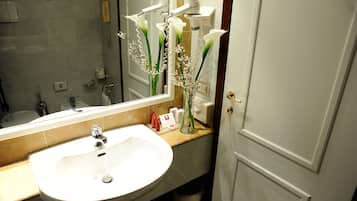Comfort Room | Bathroom | Free toiletries, hair dryer, towels