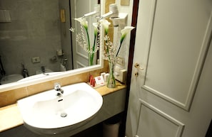 Comfort Room | Bathroom | Free toiletries, hair dryer, towels