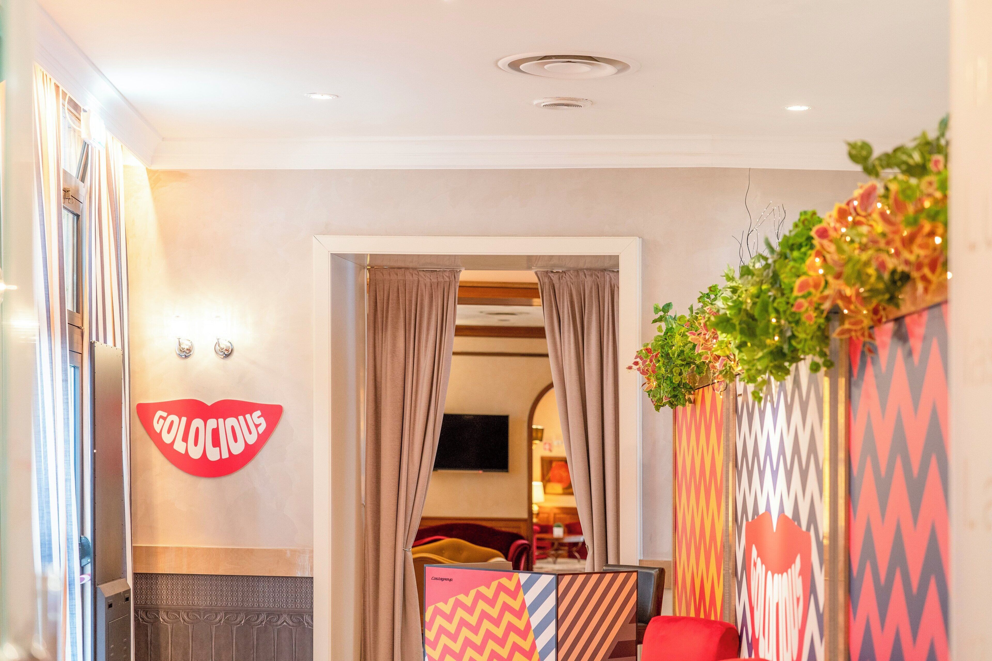 breakfast, lunch, dinner served; international cuisine