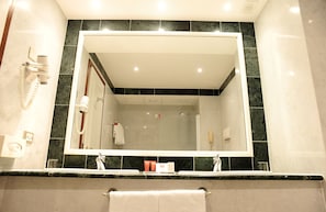 Superior Room | Bathroom | Free toiletries, hair dryer, towels