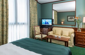 Comfort Room | Minibar, in-room safe, individually furnished, desk