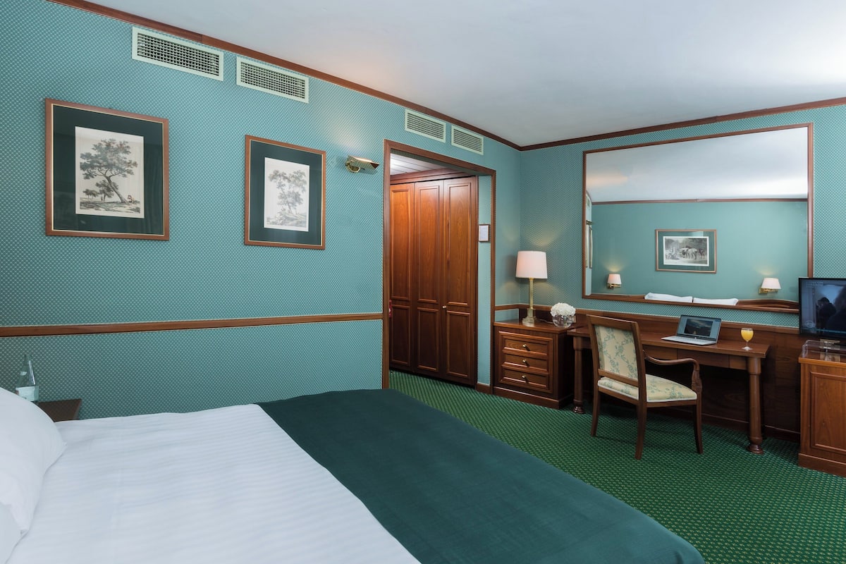 Superior Room | Minibar, in-room safe, individually furnished, desk