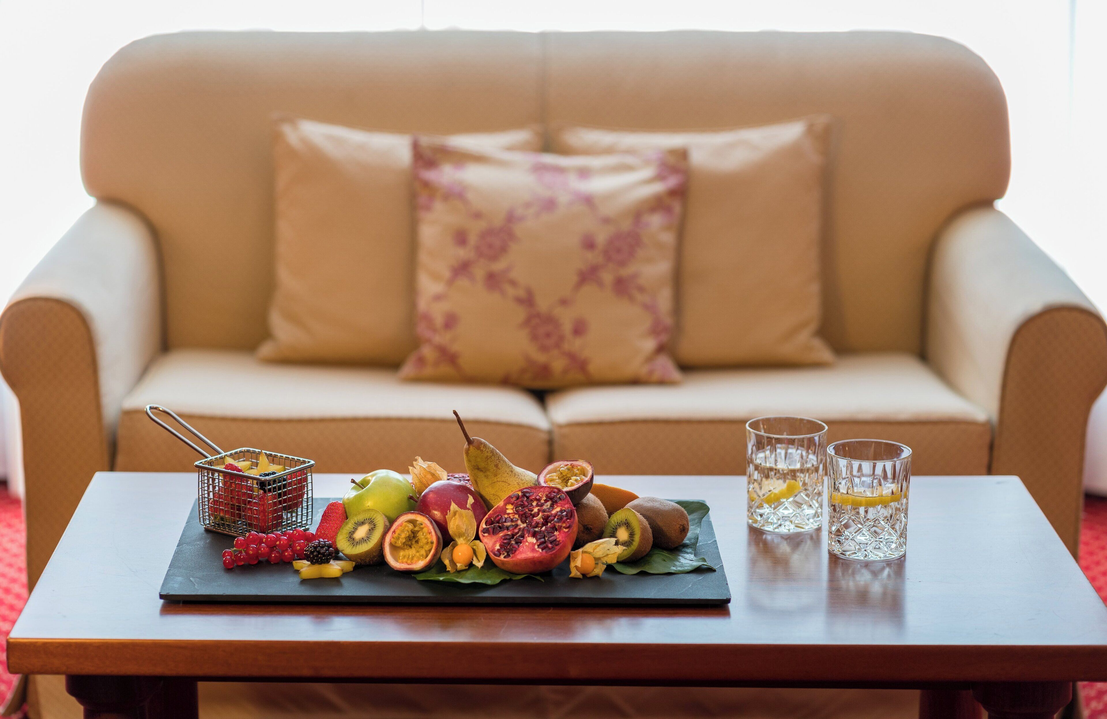 Suite, meerdere bedden | Een minibar, een kluis op de kamer, individueel gemeubileerd, een bureau