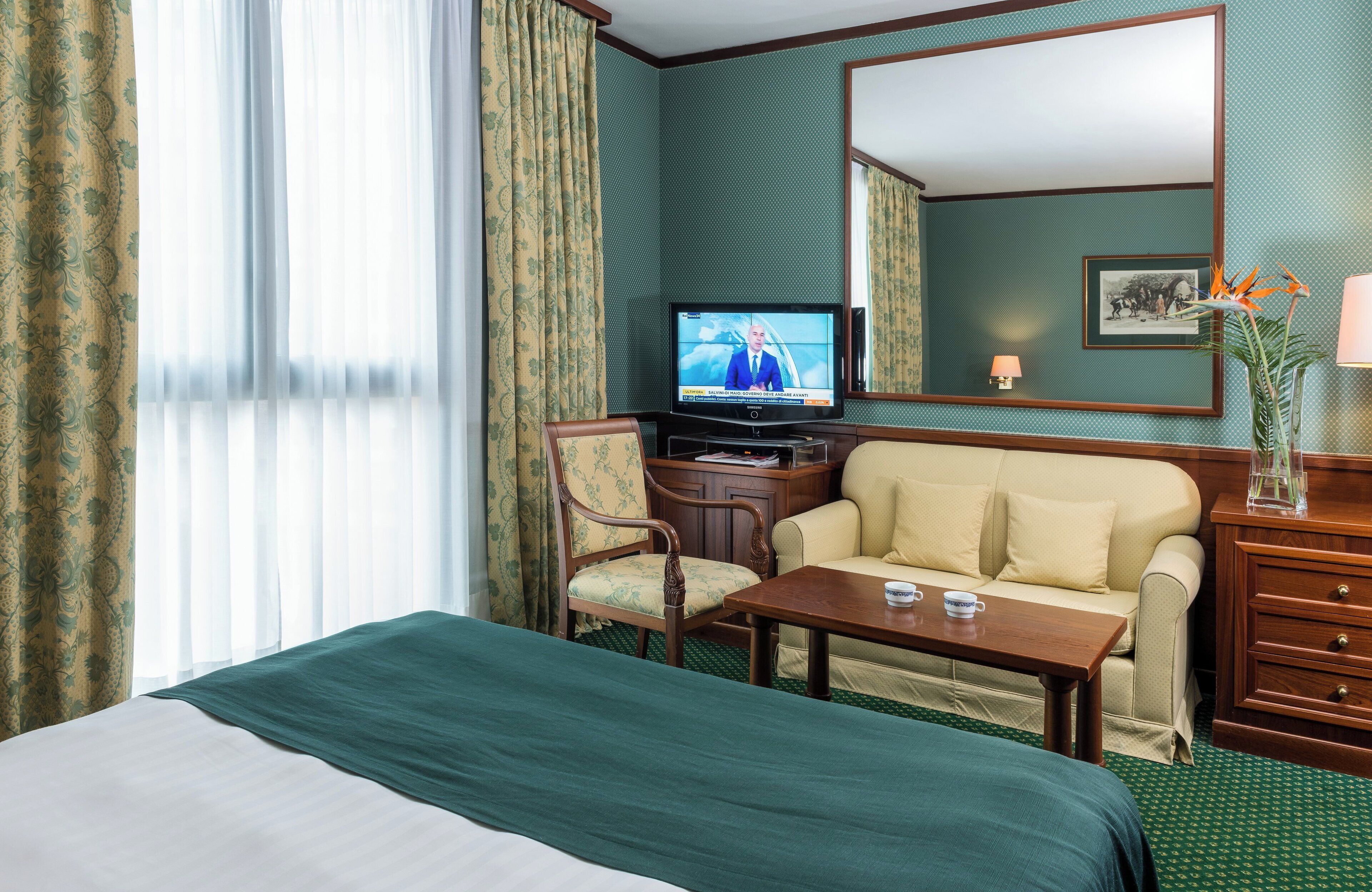 comfort room | minibar, in-room safe, individually furnished, desk