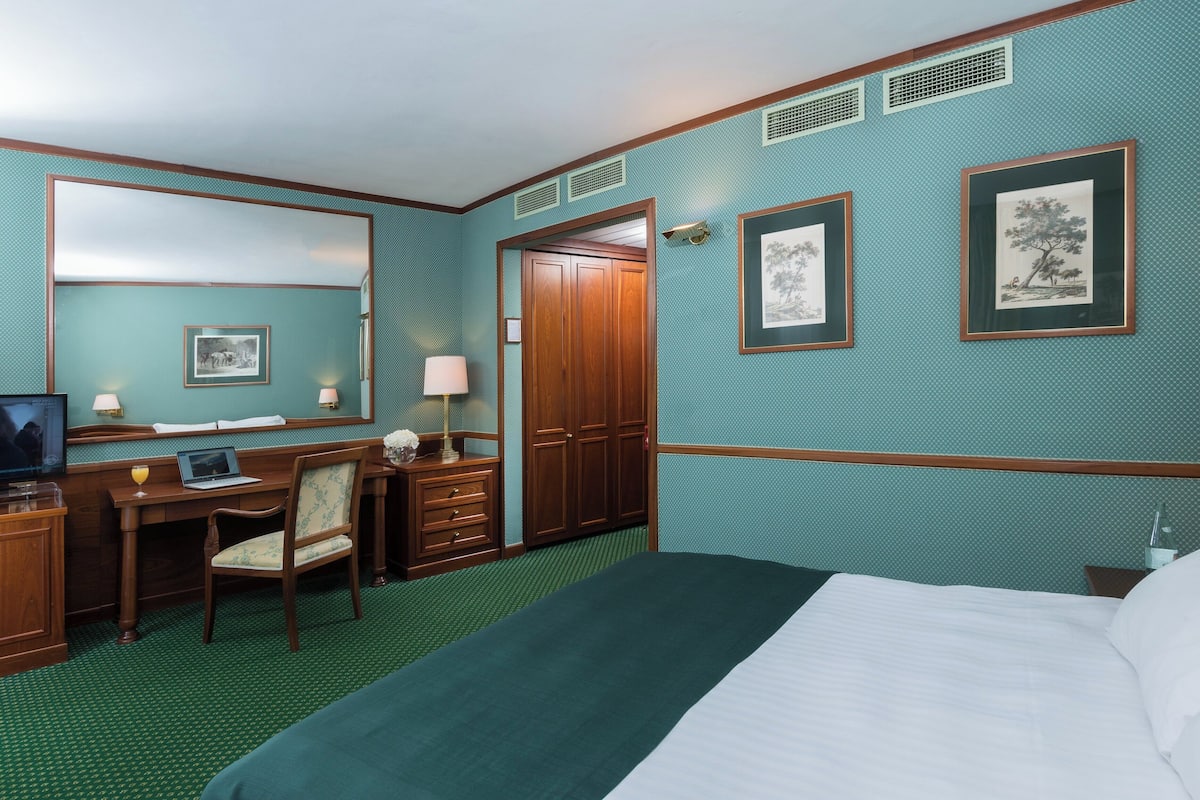 Minibar, safe på rommet, individuelt innredet og skrivebord