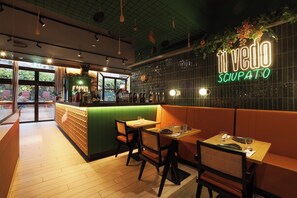 Der serveres morgenmad, frokost, aftensmad og internationale retter 