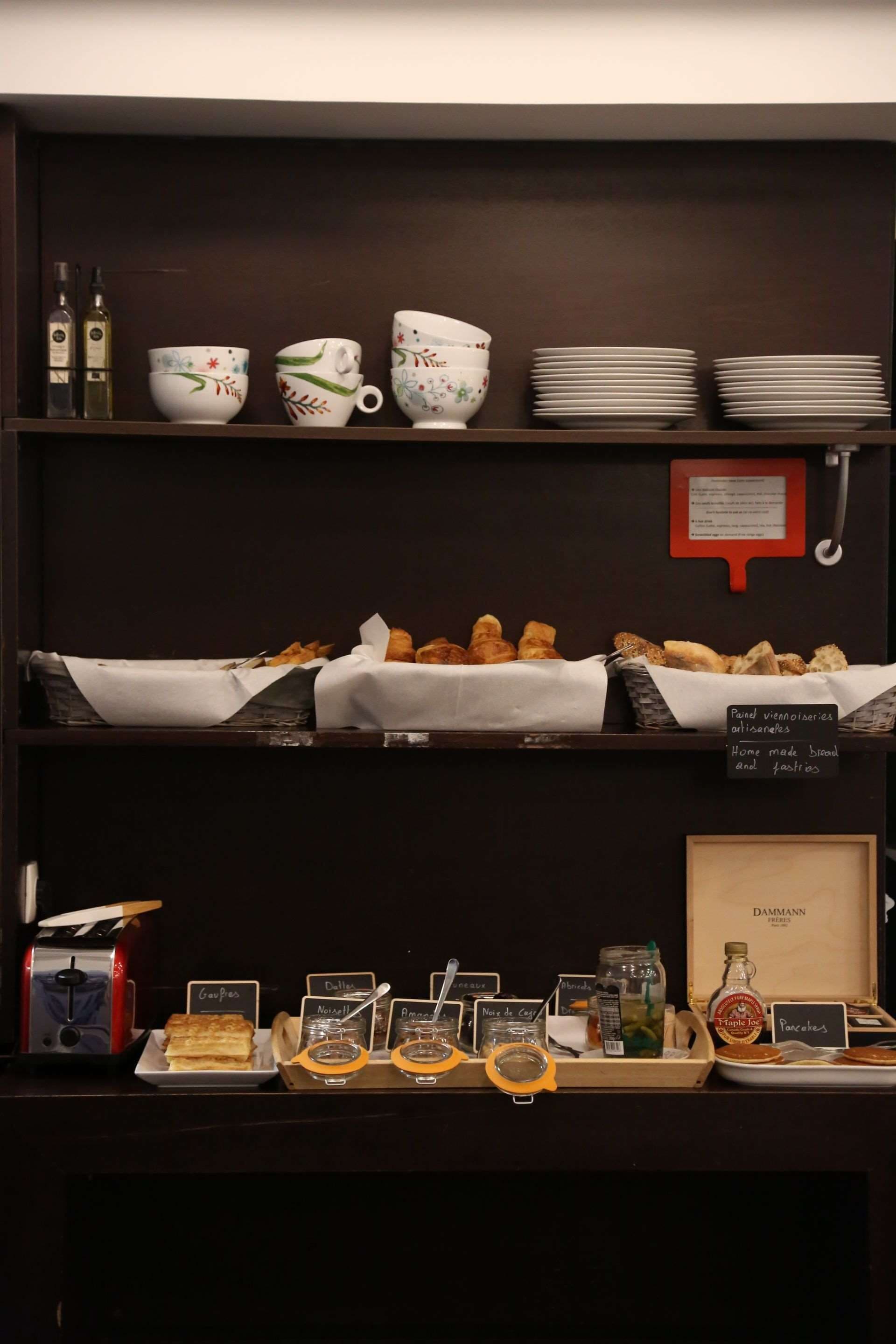 Ein reichhaltiges Buffet mit verschiedenen Speisen und Beilagen.