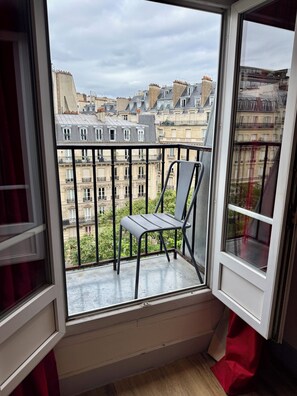 Deluxe Triple Room | Minibar, in-room safe, individually furnished, desk - Stella (Paris)