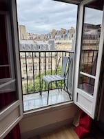 Chambre triple avec balcon et vue sur l’arc de triomphe | Minibar, coffres-forts dans les chambres, ameublement personnalisé
