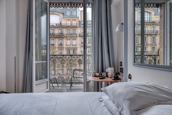 Double room with balcony and arc de triomphe view | Minibar, in-room safe, individually furnished, desk