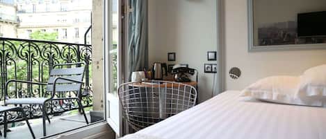 Habitación Deluxe doble | Minibar, caja fuerte, mobiliario individual y escritorio