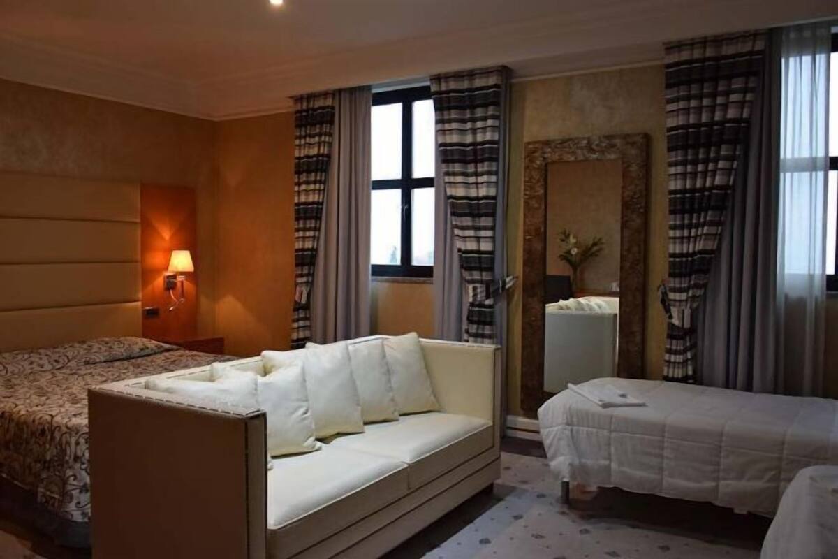 Literie hypoallergénique, minibar, coffres-forts dans les chambres