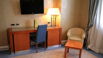 Allergikerbettwaren, Minibar, Zimmersafe, Schreibtisch