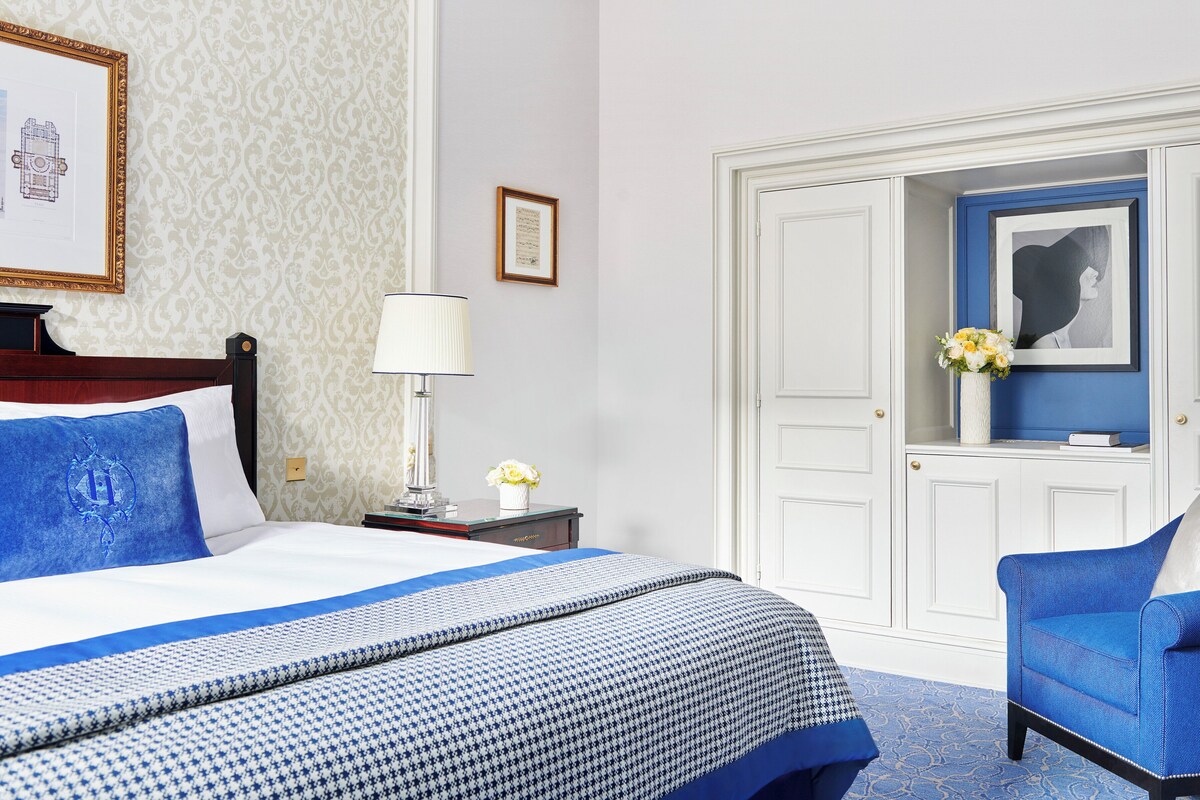 Egyptian cotton sheets, premium bedding, down comforters, pillowtop beds