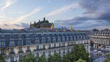 Un bâtiment historique à l’architecture classique, qui se distingue notamment par son imposant dôme et ses statues.