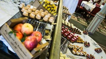 Tägliches kontinentales Frühstück (45 EUR pro Person)