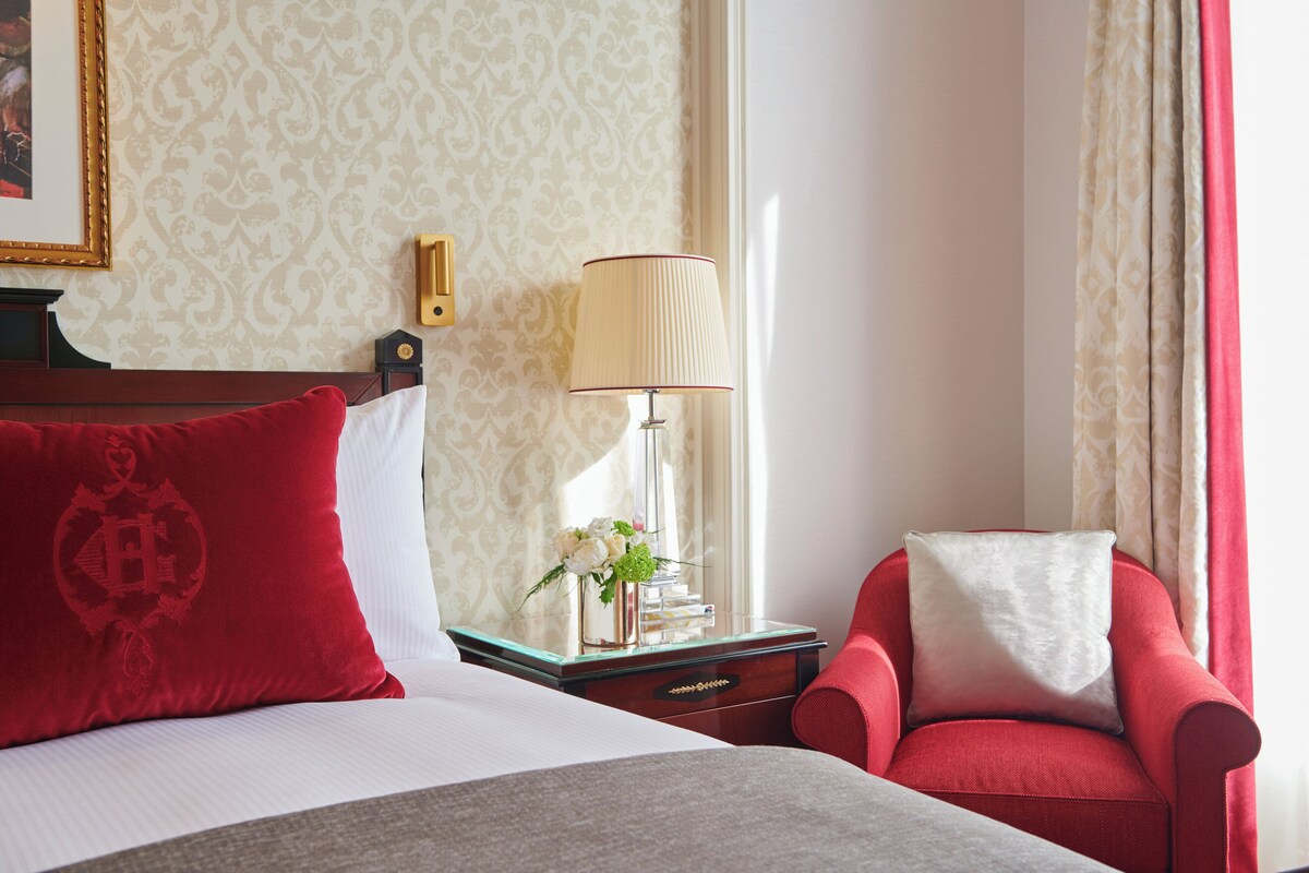 Egyptian cotton sheets, premium bedding, down comforters, pillowtop beds