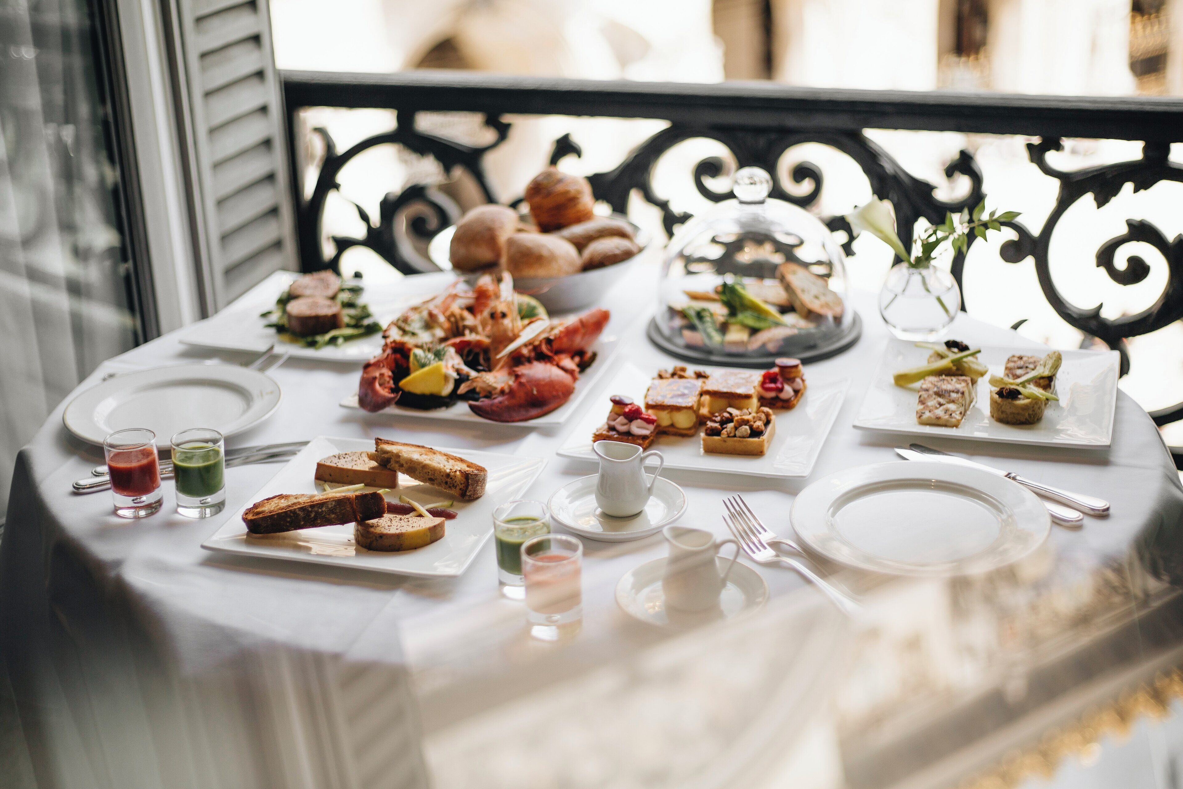 Un bufé de desayuno con diversos platos y bebidas sobre una mesa.