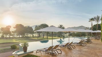 Piscine extérieure, parasols de plage, chaises longues