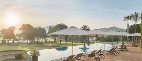 Piscine extérieure, parasols de plage, chaises longues