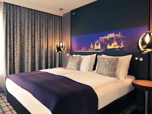 Quarto casal superior | Roupas de cama antialérgicas, cofres nos quartos, escrivaninha