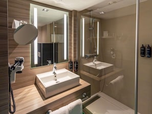 Hypo-allergenic bedding, in-room safe, desk, laptop workspace