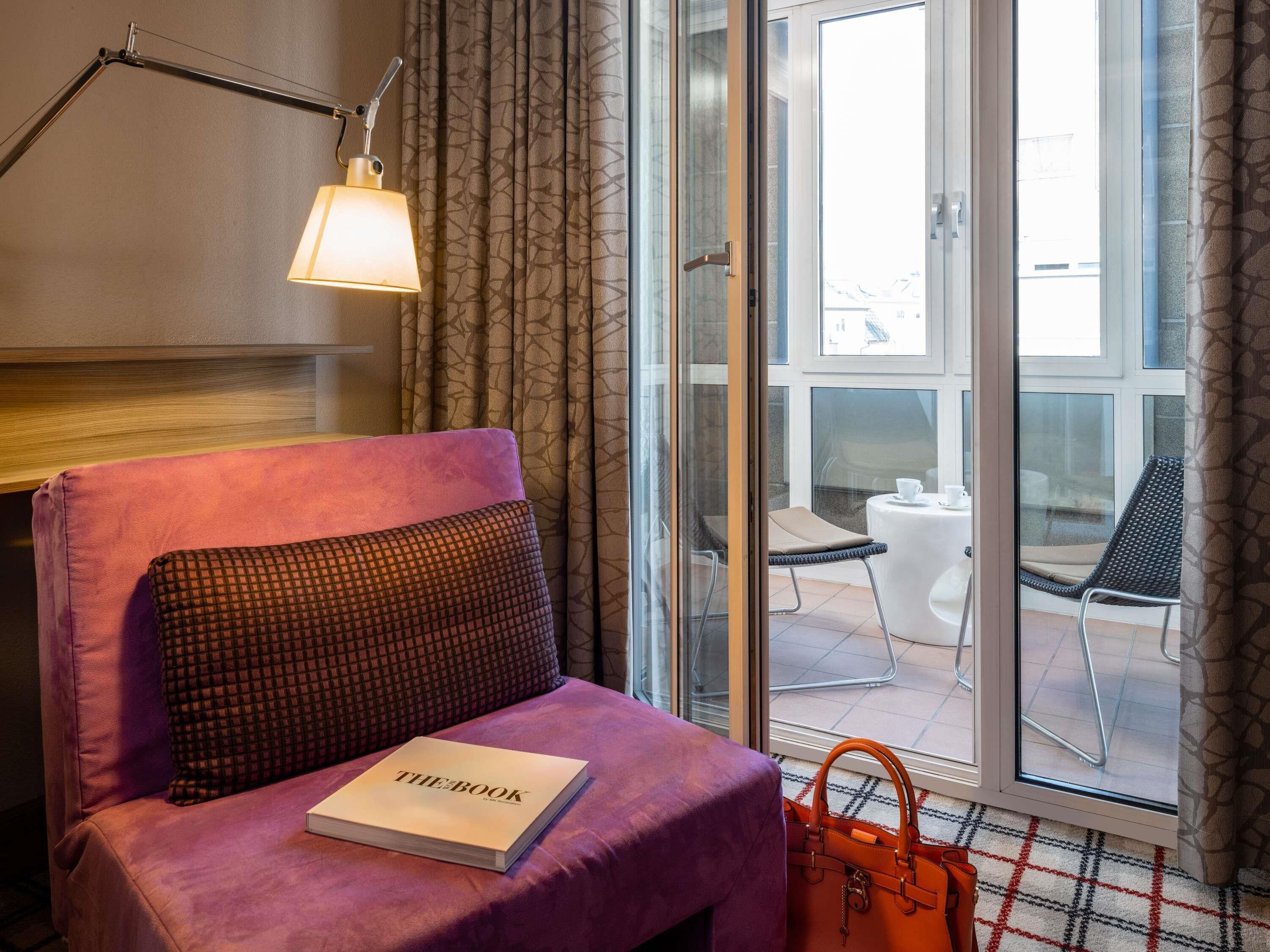 Kahden hengen deluxe-huone | Allergiatestatut vuodevaatteet, tallelokero huoneessa, työpöytä