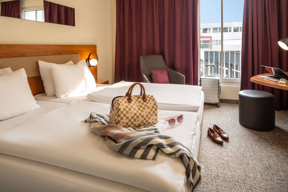 Standard Twin Room | Hypo-allergenic bedding, in-room safe, desk, laptop workspace