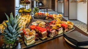 A buffet with various desserts and fruits. - Mercure Salzburg City (Salzburg)
