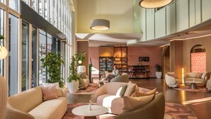 A spacious lobby with modern furnishings, large windows, and a central seating area. - Mercure Salzburg City (Salzburg)