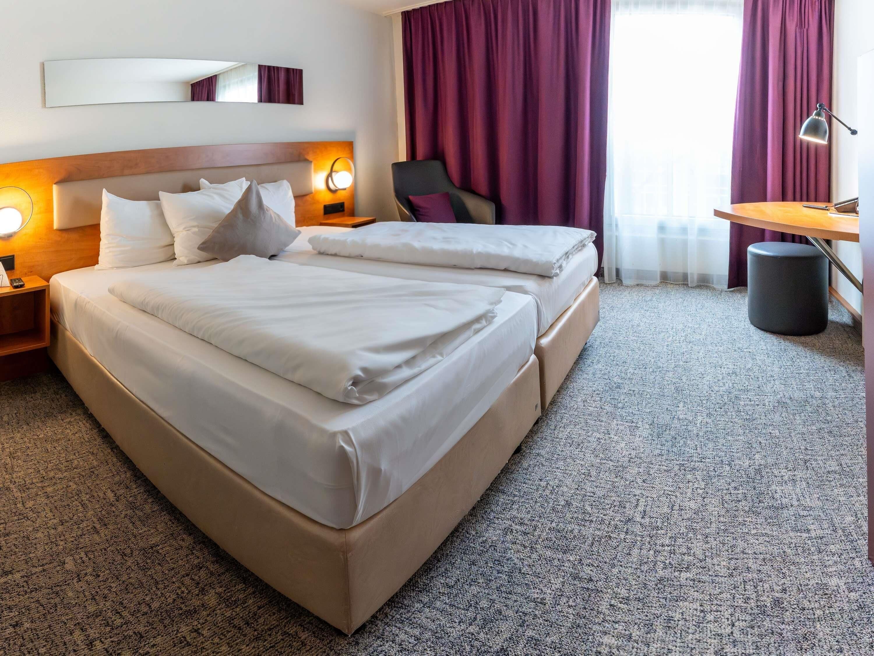 Standard Twin Room | Hypo-allergenic bedding, in-room safe, desk, laptop workspace