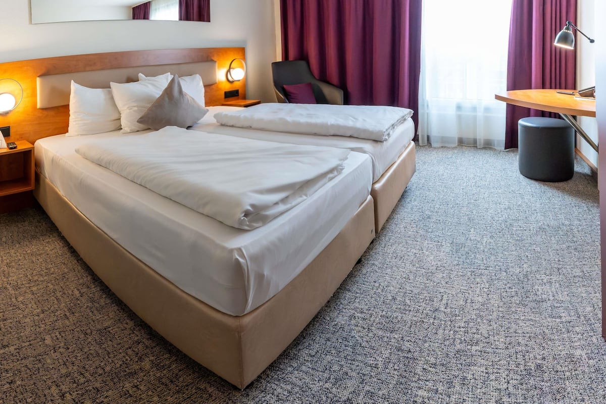 Standard Twin Room | Hypo-allergenic bedding, in-room safe, desk, laptop workspace