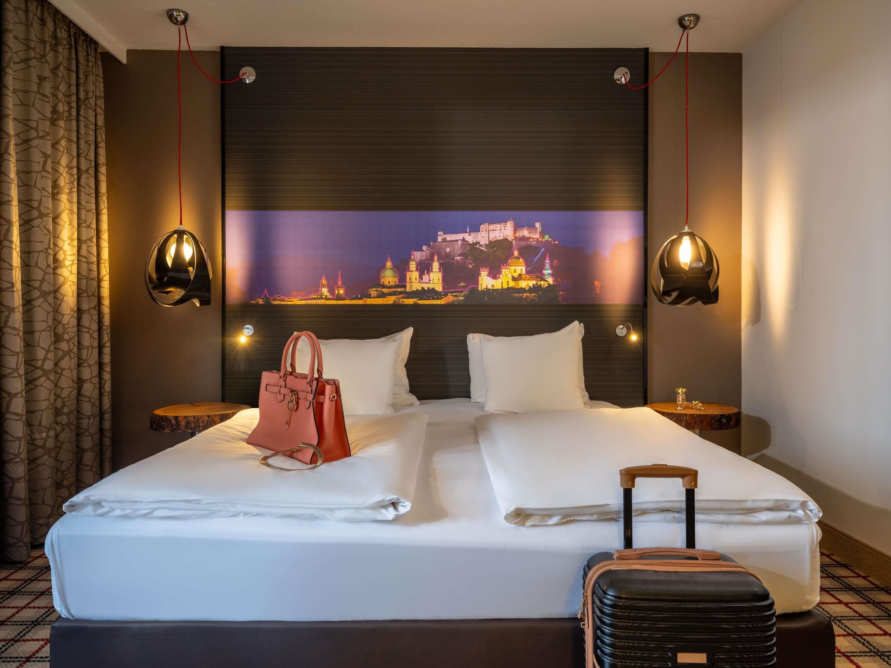 Deluxe Double Room | Peralatan tempat tidur hipoalergenik, peti besi dalam bilik, meja 