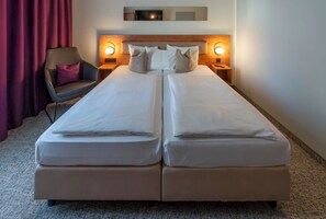 Standard Twin Room | Hypo-allergenic bedding, in-room safe, desk, laptop workspace