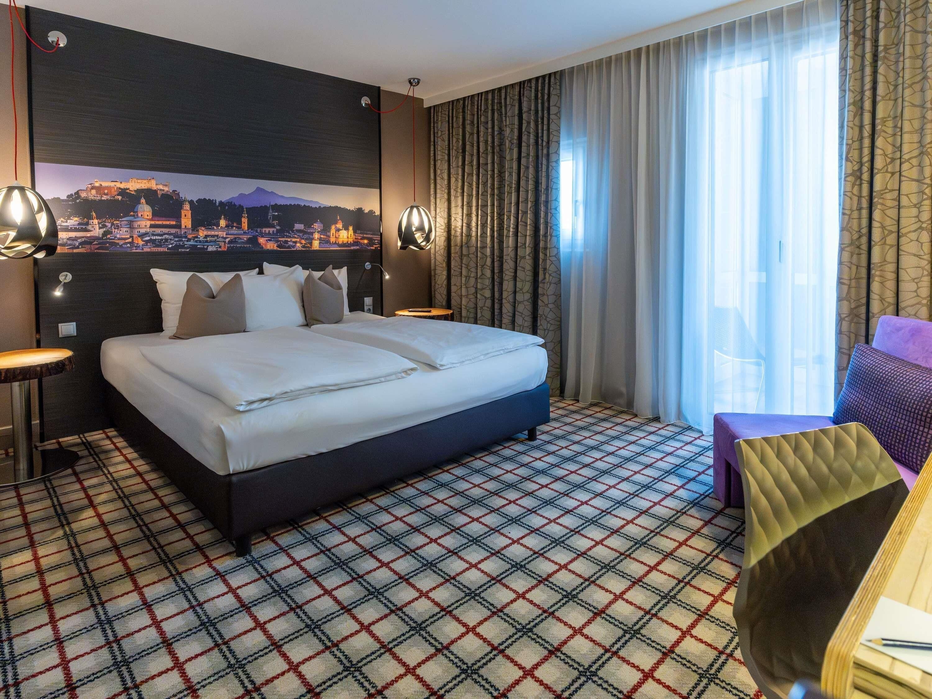 Deluxe Double Room | Hypo-allergenic bedding, in-room safe, desk, laptop workspace