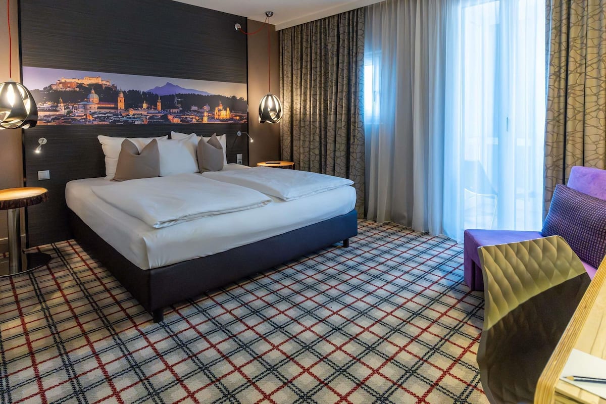 Ropa de cama hipoalergénica y caja de seguridad en la habitación