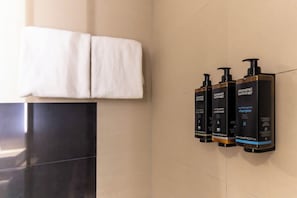 Articles de toilette écologiques, sèche-cheveux, serviettes fournies
