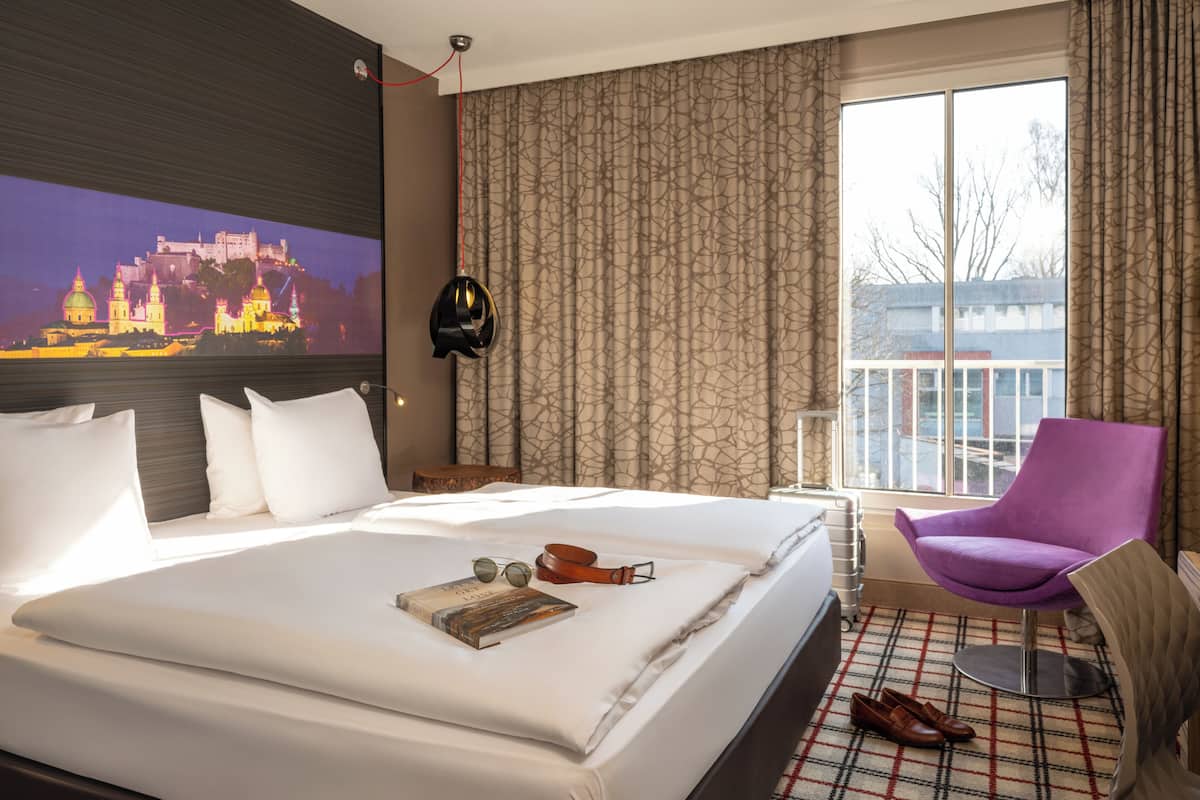 Hypo-allergenic bedding, in-room safe, desk, laptop workspace