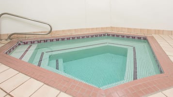 Bañera de hidromasaje al aire libre