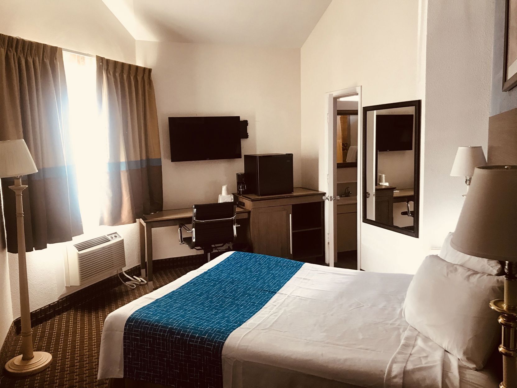 Meja, katil bayi/kot (percuma), katil lipat simpan/tambahan 