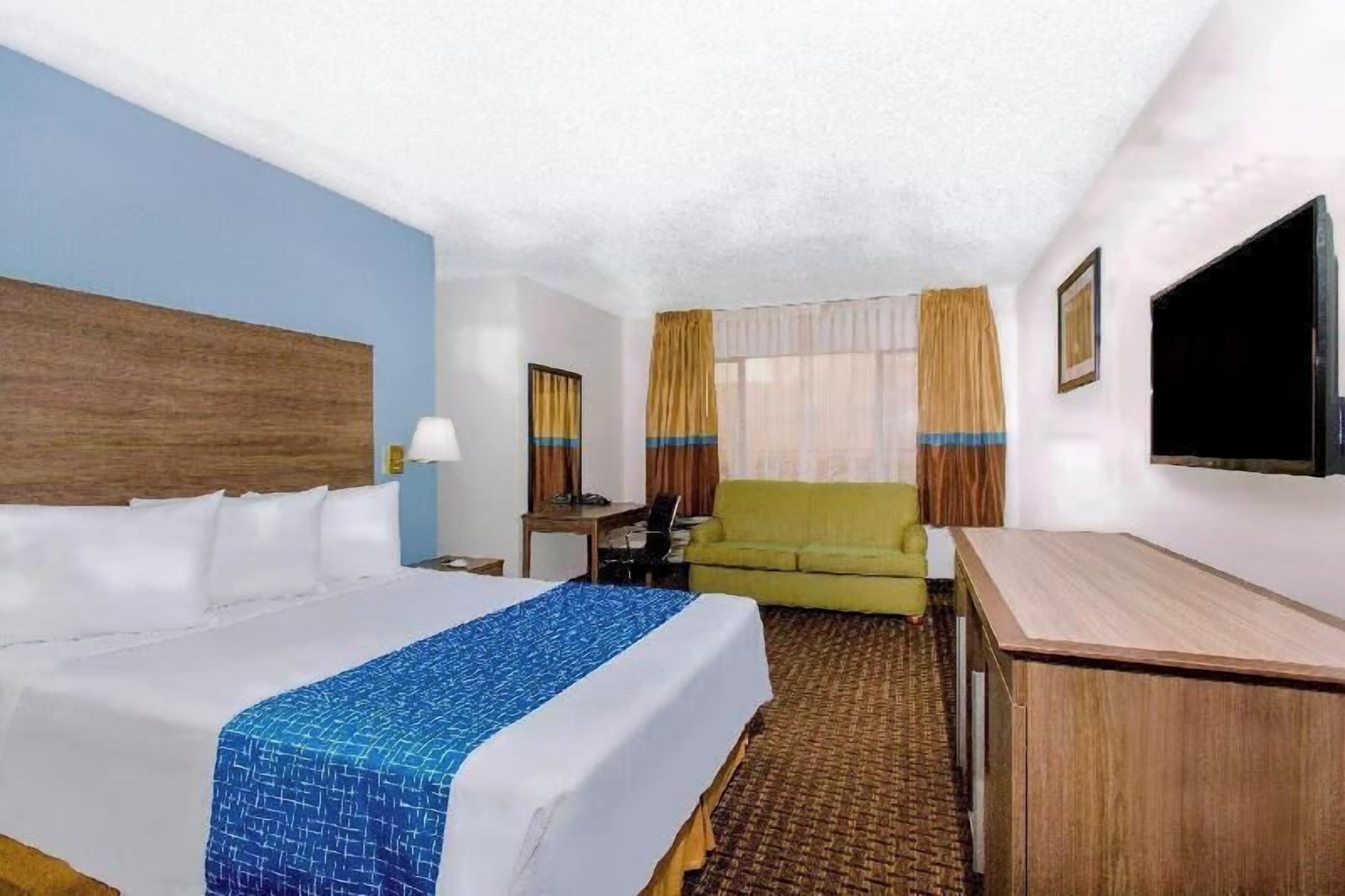 Meja, katil bayi/kot (percuma), katil lipat simpan/tambahan 