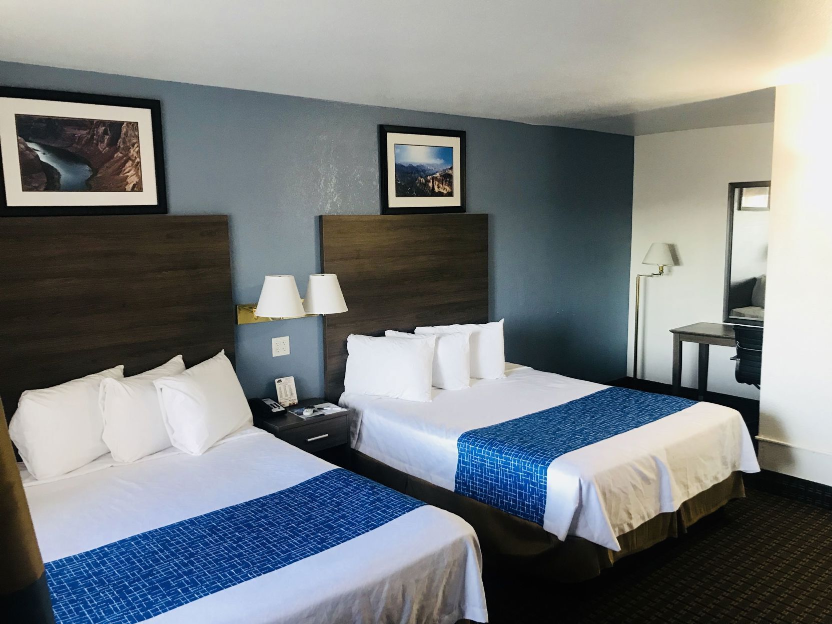 Meja, katil bayi/kot (percuma), katil lipat simpan/tambahan 