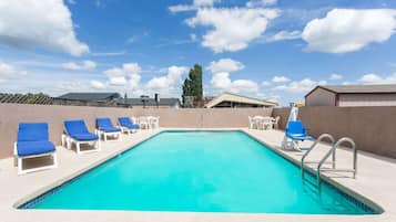 Piscine extérieure (ouverte en saison)