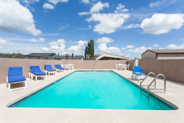 Piscine extérieure (ouverte en saison), chaises longues