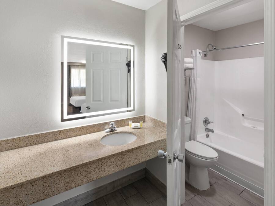 Ducha y bañera combinadas y artículos de higiene personal gratuitos