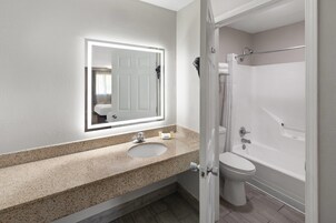 Combined shower/tub, free toiletries, hair dryer, towels