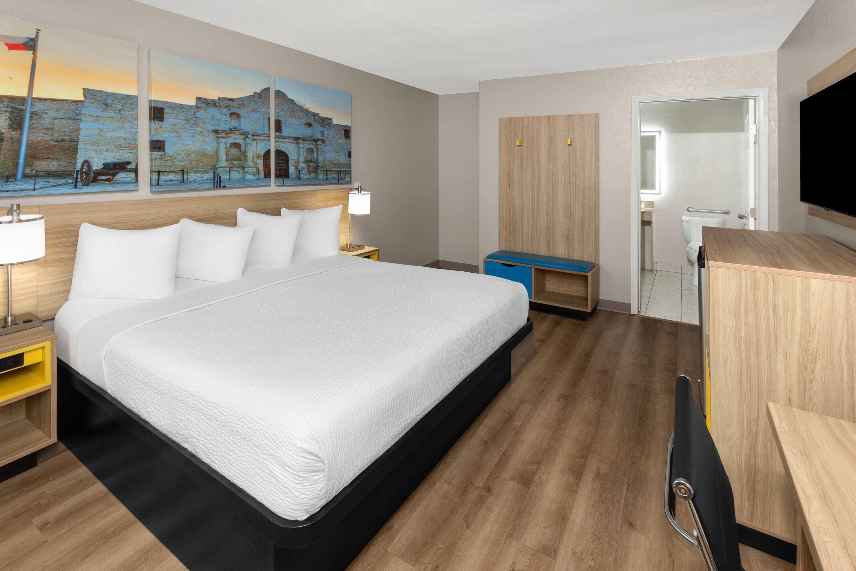 Room, 1 King Bed, Accessible, Non Smoking (Mobility,Hearing,Tub w/Grab Bars) | Desk, WiFi (free), bed sheets