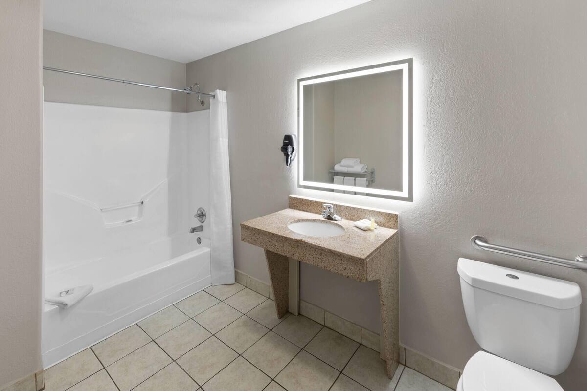Room, 1 King Bed, Accessible, Non Smoking (Mobility,Hearing,Tub w/Grab Bars) | Accessible bathroom
