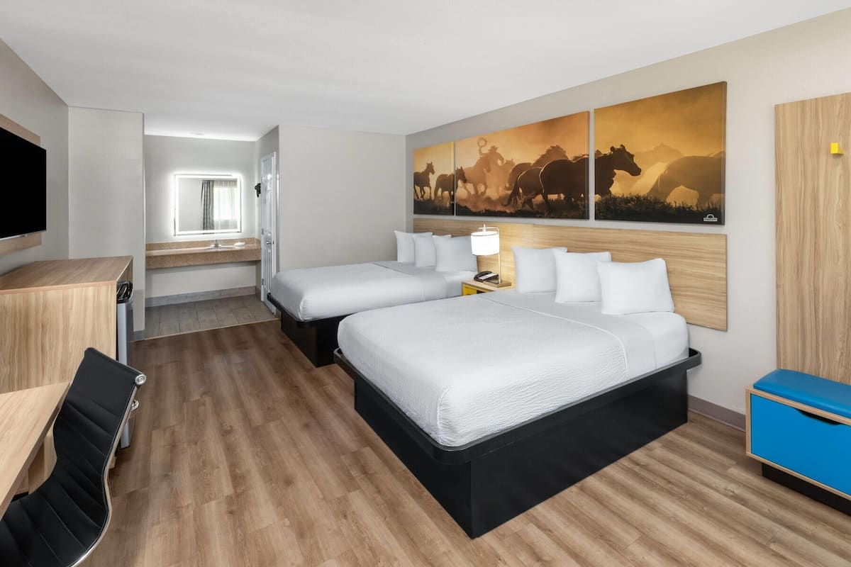 Doppelzimmer, 2 Doppelbetten | Schreibtisch, kostenloses WLAN, Bettwäsche