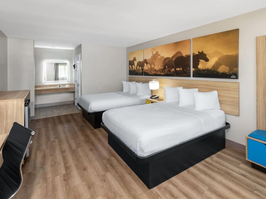 Tweepersoonskamer, 2 tweepersoonsbedden | Een bureau, gratis wifi, beddengoed